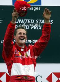 28.09.2003 Indianapolis, USA, F1 in Indy (USA), Sonntag, Podium, Michael Schumacher (D, Ferrari) - 2003 United States Grand Prix (Indianapolis Motor Speedway, USGP, Formel 1, Brickyard) - Weitere Bilder auf www.xpb.cc, eMail: info@xpb.cc - Belegexemplare senden. Abdruck ist honorarpflichtig. c Copyrightnachweis: xpb.cc