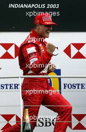 28.09.2003 Indianapolis, USA, F1 in Indy (USA), Sonntag, Podium, Michael Schumacher (D, Ferrari) - 2003 United States Grand Prix (Indianapolis Motor Speedway, USGP, Formel 1, Brickyard) - Weitere Bilder auf www.xpb.cc, eMail: info@xpb.cc - Belegexemplare senden. Abdruck ist honorarpflichtig. c Copyrightnachweis: xpb.cc