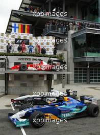 28.09.2003 Indianapolis, USA, F1 in Indy (USA), Sonntag, Podium, Kimi Raikkonen, (FIN, McLaren Mercedes), Michael Schumacher (D, Ferrari), Heinz-Harald Frentzen (D, Sauber) - 2003 United States Grand Prix (Indianapolis Motor Speedway, USGP, Formel 1, Brickyard) - Weitere Bilder auf www.xpb.cc, eMail: info@xpb.cc - Belegexemplare senden. Abdruck ist honorarpflichtig. c Copyrightnachweis: xpb.cc