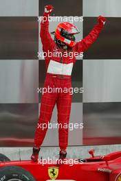 28.09.2003 Indianapolis, USA, F1 in Indy (USA), Sonntag, Park Ferme, Michael Schumacher (D, Ferrari) jubelt - 2003 United States Grand Prix (Indianapolis Motor Speedway, USGP, Formel 1, Brickyard) - Weitere Bilder auf www.xpb.cc, eMail: info@xpb.cc - Belegexemplare senden. Abdruck ist honorarpflichtig. c Copyrightnachweis: xpb.cc