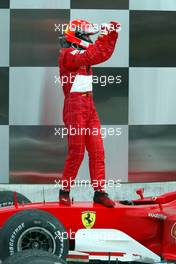 28.09.2003 Indianapolis, USA, F1 in Indy (USA), Sonntag, Park Ferme, Michael Schumacher (D, Ferrari) - 2003 United States Grand Prix (Indianapolis Motor Speedway, USGP, Formel 1, Brickyard) - Weitere Bilder auf www.xpb.cc, eMail: info@xpb.cc - Belegexemplare senden. Abdruck ist honorarpflichtig. c Copyrightnachweis: xpb.cc