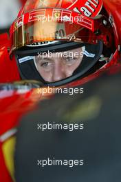 30.01.2003 Valencia, Spanien, VCL, Formel1 Tests, Donnerstag, Michael Schumacher (D), Scuderia Ferrari Marlboro, in der Box (Pit) - Circuit de la Comunitat Valenciana (Januar, Testfahrten, Spain, Formel 1, F1, 2003)  c Copyright: Photos mit - xpb.cc - kennzeichnen, weitere Bilder auf der Bilddatenbank