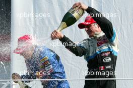 20.09.2003 Zandvoort, Niederlande, Podium, Christian Klien (AUT), ADAC Berlin-Brandenburg, Portrait (1st), receiving a lot of champaign from Bernd Schneider (GER), Vodafone AMG-Mercedes, Portrait (2nd) - F3 Euro Series 2003 in Zandvoort, Grand-Prix-Kurs des Circuit Park Zandvoort, Niederlande, The Netherlands (Formel 3 Euro Series)  - Weitere Bilder auf www.xpb.cc, eMail: info@xpb.cc - Belegexemplare senden.  c Copyright: Kennzeichnung mit: Miltenburg / xpb.cc