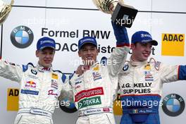 25.05.2003 Nürburg, Deutschland, Formel BMW ADAC Meisterschaft 2003, Podium mit Sebastian Vettel (GER), Eifelland Racing, Maximilian Götz (GER), Mücke Motorsport, Robby Coleman (IRL), HBR Motorsport GmbH - Nürburgring. - Weitere Bilder auf www.xpb.cc, eMail: info@xpb.cc - c Copyrightnachweis: xpb.cc