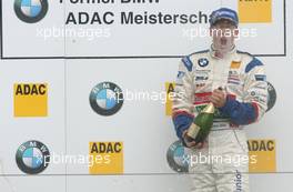 25.05.2003 Nürburg, Deutschland, Podium, Maximilian Götz (GER), Mücke Motorsport, spraying champaign onto himself - Formel BMW ADAC Meisterschaft 2003 in Nürburg, Grand-Prix-Kurs des Nürburgring (Formel BMW ADAC Meisterschaft)  - Weitere Bilder auf www.xpb.cc, eMail: info@xpb.cc - Belegexemplare senden. c Copyright: Kennzeichnung mit: Miltenburg / xpb.cc