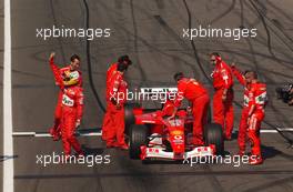 10.08.2003 Zandvoort, Die Niederlande, Marlboro Masters of Formula 3, Ferrari F1 Team Demonstration, Luca Badoer (ITA), Scuderia Ferrari Marlboro FW2002, Testdriver, waving to the crowd - Zandvoort, - Alle Bilder auf www.xpb.cc, eMail: info@xpb.cc - Abdruck ist honorarpflichtig. c Copyrightnachweis: Miltenburg / xpb.cc
