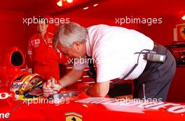 10.08.2003 Zandvoort, Die Niederlande, Marlboro Masters of Formula 3, Ferrari F1 Team Demonstration, Roland Bruynseraede (BEL), former Formula One race director, greets Luca Badoer (ITA), Scuderia Ferrari Marlboro FW2002, Testdriver - Zandvoort, - Alle Bilder auf www.xpb.cc, eMail: info@xpb.cc - Abdruck ist honorarpflichtig. c Copyrightnachweis: Miltenburg / xpb.cc