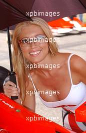 10.08.2003 Zandvoort, Die Niederlande, Grid girl - Marlboro Masters of Formula 3 (2003) in Zandvoort, Circuit Park Zandvoort (Formel 3)  - Weitere Bilder auf www.xpb.cc, eMail: info@xpb.cc - Belegexemplare senden. c Copyright: Kennzeichnung mit: Miltenburg / xpb.cc