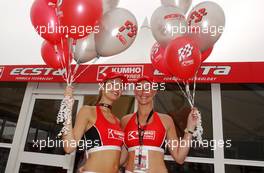 10.08.2003 Zandvoort, Die Niederlande, Kumho promotion girls - Marlboro Masters of Formula 3 (2003) in Zandvoort, Circuit Park Zandvoort (Formel 3)  - Weitere Bilder auf www.xpb.cc, eMail: info@xpb.cc - Belegexemplare senden. c Copyright: Kennzeichnung mit: Miltenburg / xpb.cc