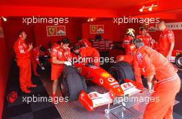 10.08.2003 Zandvoort, Die Niederlande, Marlboro Masters of Formula 3, Ferrari F1 Team Demonstration, Ferrari team working on getting the car ready for Felipe Massa (BRA), Scuderia Ferrari Marlboro FW2002, Testdriver - Zandvoort, - Alle Bilder auf www.xpb.cc, eMail: info@xpb.cc - Abdruck ist honorarpflichtig. c Copyrightnachweis: Miltenburg / xpb.cc