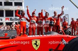 10.08.2003 Zandvoort, Die Niederlande, Marlboro Masters of Formula 3, Ferrari F1 Team Demonstration, All drivers, taking part in the Marlboro demonstration, waving to the crowd. From left to right: Troy Bayliss (GBR), Luca Badoer (ITA), Felipe Massa (BRA), Loris Capirossi (ITA), and Randy Mamola (USA) - Zandvoort, - Alle Bilder auf www.xpb.cc, eMail: info@xpb.cc - Abdruck ist honorarpflichtig. c Copyrightnachweis: Miltenburg / xpb.cc