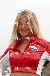 10.08.2003 Zandvoort, Die Niederlande, Marlboro grid girl - Marlboro Masters of Formula 3 (2003) in Zandvoort, Circuit Park Zandvoort (Formel 3)  - Weitere Bilder auf www.xpb.cc, eMail: info@xpb.cc - Belegexemplare senden. c Copyright: Kennzeichnung mit: Miltenburg / xpb.cc