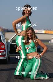 10.08.2003 Zandvoort, Die Niederlande, 7-up promotion girls in green latex suite - Marlboro Masters of Formula 3 (2003) in Zandvoort, Circuit Park Zandvoort (Formel 3)  - Weitere Bilder auf www.xpb.cc, eMail: info@xpb.cc - Belegexemplare senden. c Copyright: Kennzeichnung mit: Miltenburg / xpb.cc