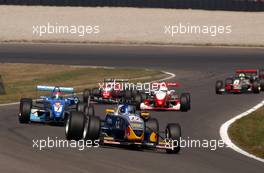 10.08.2003 Zandvoort, Die Niederlande, Christian Klien (AUT), ADAC Berlin-Brandenburg, Dallara F302 Mercedes-HWA, leading for Nelson Piquet Jr. (BRA), Piquet Sports, Dallara F303 Honda-Mugen and the rest of the field - Marlboro Masters of Formula 3 (2003) in Zandvoort, Circuit Park Zandvoort (Formel 3)  - Weitere Bilder auf www.xpb.cc, eMail: info@xpb.cc - Belegexemplare senden. c Copyright: Kennzeichnung mit: Miltenburg / xpb.cc