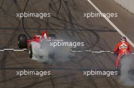 10.08.2003 Zandvoort, Die Niederlande, Marlboro Masters of Formula 3, Ferrari F1 Team Demonstration, Simultanous burn-out by Luca Badoer (ITA), Scuderia Ferrari Marlboro FW2002, Testdriver, and Loris Capirossi (ITA), Marlboro Ducati Team - Zandvoort, - Alle Bilder auf www.xpb.cc, eMail: info@xpb.cc - Abdruck ist honorarpflichtig. c Copyrightnachweis: Miltenburg / xpb.cc