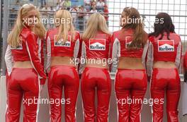 09.08.2003 Zandvoort, Die Niederlande, Marlboro grid girls - Marlboro Masters of Formula 3 (2003) in Zandvoort, Circuit Park Zandvoort (Formel 3)  - Weitere Bilder auf www.xpb.cc, eMail: info@xpb.cc - Belegexemplare senden. c Copyright: Kennzeichnung mit: Miltenburg / xpb.cc