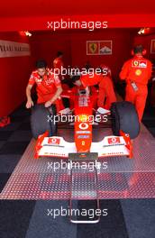 10.08.2003 Zandvoort, Die Niederlande, Marlboro Masters of Formula 3, Ferrari F1 Team Demonstration, Ferrari team working on getting the car ready for Felipe Massa (BRA), Scuderia Ferrari Marlboro FW2002, Testdriver - Zandvoort, - Alle Bilder auf www.xpb.cc, eMail: info@xpb.cc - Abdruck ist honorarpflichtig. c Copyrightnachweis: Miltenburg / xpb.cc