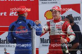 10.08.2003 Zandvoort, Die Niederlande, Podium, Ryan Briscoe (AUS), Prema Powerteam Srl, congratulates Christian Klien (AUT), ADAC Berlin-Brandenburg, with his victory - Marlboro Masters of Formula 3 (2003) in Zandvoort, Circuit Park Zandvoort (Formel 3)  - Weitere Bilder auf www.xpb.cc, eMail: info@xpb.cc - Belegexemplare senden. c Copyright: Kennzeichnung mit: Miltenburg / xpb.cc