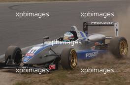 09.08.2003 Zandvoort, Die Niederlande, Ronnie Bremer (DNK), Carlin Motorsport, Dallara F302/3 Honda-Mugen, going off-track - Marlboro Masters of Formula 3 (2003) in Zandvoort, Circuit Park Zandvoort (Formel 3)  - Weitere Bilder auf www.xpb.cc, eMail: info@xpb.cc - Belegexemplare senden. c Copyright: Kennzeichnung mit: Miltenburg / xpb.cc