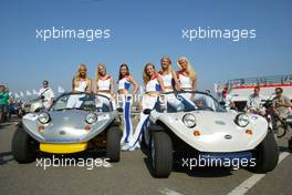 10.08.2003 Zandvoort, Die Niederlande, Total promotion girls with buggies - Marlboro Masters of Formula 3 (2003) in Zandvoort, Circuit Park Zandvoort (Formel 3)  - Weitere Bilder auf www.xpb.cc, eMail: info@xpb.cc - Belegexemplare senden. c Copyright: Kennzeichnung mit: Miltenburg / xpb.cc