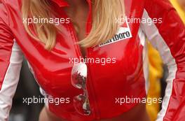 09.08.2003 Zandvoort, Die Niederlande, Marlboro grid girl - Marlboro Masters of Formula 3 (2003) in Zandvoort, Circuit Park Zandvoort (Formel 3)  - Weitere Bilder auf www.xpb.cc, eMail: info@xpb.cc - Belegexemplare senden. c Copyright: Kennzeichnung mit: Miltenburg / xpb.cc