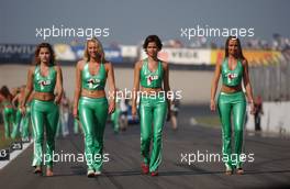 10.08.2003 Zandvoort, Die Niederlande, 7-up promotion girls in green latex suite walking on the start/finish straight - Marlboro Masters of Formula 3 (2003) in Zandvoort, Circuit Park Zandvoort (Formel 3)  - Weitere Bilder auf www.xpb.cc, eMail: info@xpb.cc - Belegexemplare senden. c Copyright: Kennzeichnung mit: Miltenburg / xpb.cc
