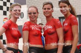 09.08.2003 Zandvoort, Die Niederlande, Body painted F1 Racing promotion girls - Marlboro Masters of Formula 3 (2003) in Zandvoort, Circuit Park Zandvoort (Formel 3)  - Weitere Bilder auf www.xpb.cc, eMail: info@xpb.cc - Belegexemplare senden. c Copyright: Kennzeichnung mit: Miltenburg / xpb.cc