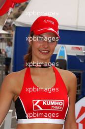 10.08.2003 Zandvoort, Die Niederlande, Kumho promotion girl - Marlboro Masters of Formula 3 (2003) in Zandvoort, Circuit Park Zandvoort (Formel 3)  - Weitere Bilder auf www.xpb.cc, eMail: info@xpb.cc - Belegexemplare senden. c Copyright: Kennzeichnung mit: Miltenburg / xpb.cc