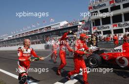 10.08.2003 Zandvoort, Die Niederlande, Marlboro Masters of Formula 3, Ferrari F1 Team Demonstration, Troy Bayliss (GBR) and Felipe Massa (BRA), spraying champaign over Luca Badoer (ITA) - Zandvoort, - Alle Bilder auf www.xpb.cc, eMail: info@xpb.cc - Abdruck ist honorarpflichtig. c Copyrightnachweis: Miltenburg / xpb.cc