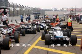 10.08.2003 Zandvoort, Die Niederlande, Cars in line at the exit of the pitlane waiting to go out - Marlboro Masters of Formula 3 (2003) in Zandvoort, Circuit Park Zandvoort (Formel 3)  - Weitere Bilder auf www.xpb.cc, eMail: info@xpb.cc - Belegexemplare senden. c Copyright: Kennzeichnung mit: Miltenburg / xpb.cc