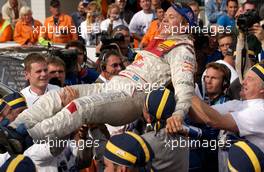 19.09.2004 Brno, Czech Republic,  DTM, Sunday, New 2004 DTM champion Mattias Ekström (SWE), Audi Sport Team Abt, Portrait, being trown in the air by his team - DTM Season 2004 at Automotodrom Brno, Czech Republic (Deutsche Tourenwagen Masters)