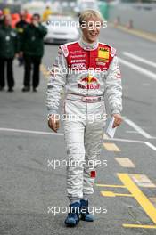 30.04.2004 Estoril, Portugal,  DTM, Friday, Mattias Ekström (SWE), Audi Sport Team Abt, Portrait, walking in the pitlane - DTM Season 2004 at Circuito do Estoril (Deutsche Tourenwagen Masters, Portugal)