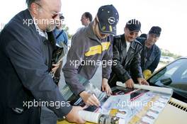 01.05.2004 Estoril, Portugal,  DTM, Saturday, Heinz-Harald Frentzen (GER), OPC Team Holzer, signing autographs for fans - DTM Season 2004 at Circuito do Estoril (Deutsche Tourenwagen Masters, Portugal)