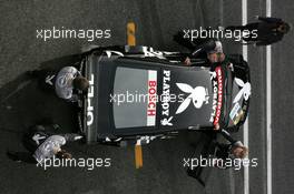 02.05.2004 Estoril, Portugal,  DTM, Sunday, Opel mechanics oush the car of Laurent Aiello (FRA), OPC Team Phoenix, Opel Vectra GTS V8, back into the pitbox - DTM Season 2004 at Circuito do Estoril (Deutsche Tourenwagen Masters, Portugal)