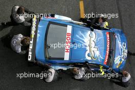 02.05.2004 Estoril, Portugal,  DTM, Sunday, Opel mechanics push the car of Manuel Reuter (GER), OPC Team Holzer, Opel Vectra GTS V8, back into the pitbox - DTM Season 2004 at Circuito do Estoril (Deutsche Tourenwagen Masters, Portugal)