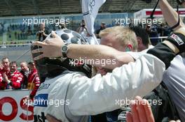 02.05.2004 Estoril, Portugal,  DTM, Sunday, Christijan Albers (NED), DaimlerChrysler Bank AMG-Mercedes, being congratulated by his team with his first win of the season - DTM Season 2004 at Circuito do Estoril (Deutsche Tourenwagen Masters, Portugal)