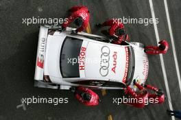 02.05.2004 Estoril, Portugal,  DTM, Sunday, Audi mechanics push the car of Emanuele Pirro (ITA), Audi Sport Infineon Team Joest, Audi A4 DTM, back into the pits - DTM Season 2004 at Circuito do Estoril (Deutsche Tourenwagen Masters, Portugal)