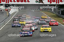 02.05.2004 Estoril, Portugal,  DTM, Sunday, Start of the race with Mattias Ekström (SWE), Audi Sport Team Abt, Audi A4 DTM, leading the whole field to the first corner - DTM Season 2004 at Circuito do Estoril (Deutsche Tourenwagen Masters, Portugal)