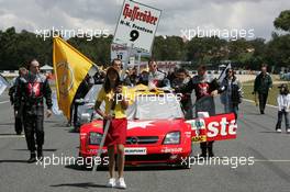 02.05.2004 Estoril, Portugal,  DTM, Sunday, Opel mechanics push the car of Heinz-Harald Frentzen (GER), OPC Team Holzer, Opel Vectra GTS V8, on to the grid - DTM Season 2004 at Circuito do Estoril (Deutsche Tourenwagen Masters, Portugal)
