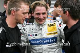 05.06.2004 Klettwitz, Germany,  DTM, Saturday, Christijan Albers (NED), DaimlerChrysler Bank AMG-Mercedes, Portrait (center), being congratulated with his first pole position by his mechanics - DTM Season 2004 at Lausitzring (Deutsche Tourenwagen Masters)