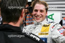 05.06.2004 Klettwitz, Germany,  DTM, Saturday, Christijan Albers (NED), DaimlerChrysler Bank AMG-Mercedes, Portrait (center), being congratulated with his first pole position by his mechanics - DTM Season 2004 at Lausitzring (Deutsche Tourenwagen Masters)