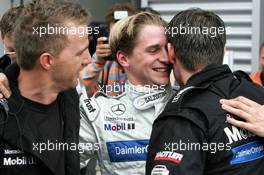 05.06.2004 Klettwitz, Germany,  DTM, Saturday, Christijan Albers (NED), DaimlerChrysler Bank AMG-Mercedes, Portrait (center), being congratulated with his first pole position by his mechanics - DTM Season 2004 at Lausitzring (Deutsche Tourenwagen Masters)