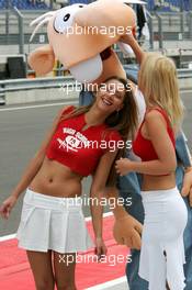 05.06.2004 Klettwitz, Germany,  DTM, Saturday, Girls having some fun with a large comic doll - DTM Season 2004 at Lausitzring (Deutsche Tourenwagen Masters)