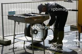 06.06.2004 Klettwitz, Germany,  DTM, Sunday, Opel mechanic cleaning the tyres and rims after usage during the warmup - DTM Season 2004 at Lausitzring (Deutsche Tourenwagen Masters)