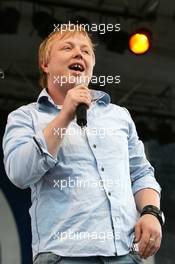 06.06.2004 Klettwitz, Germany,  DTM, Sunday, Kurt NIlsen (NOR), winner of World Idols, performing at the pre-race show during the pitwalk - DTM Season 2004 at Lausitzring (Deutsche Tourenwagen Masters)