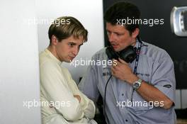 06.06.2004 Klettwitz, Germany,  DTM, Sunday, Christijan Albers (NED), DaimlerChrysler Bank AMG-Mercedes, Portrait (left), talking with his race engineer Alex Randolph (GER) - DTM Season 2004 at Lausitzring (Deutsche Tourenwagen Masters)