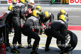 06.06.2004 Klettwitz, Germany,  DTM, Sunday, Opel mechanics ready for another pitstop - DTM Season 2004 at Lausitzring (Deutsche Tourenwagen Masters)