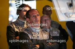 06.06.2004 Klettwitz, Germany,  DTM, Sunday, Mechanics of Jeroen Bleekemolen (NED), OPC Euroteam, Opel Astra V8 Coupé, watching the warmup on a monitor - DTM Season 2004 at Lausitzring (Deutsche Tourenwagen Masters)