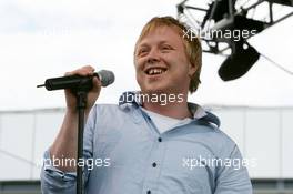 06.06.2004 Klettwitz, Germany,  DTM, Sunday, Kurt Nilsen (NOR), winner of World Idols, performing during the pre-race show during the pitwalk - DTM Season 2004 at Lausitzring (Deutsche Tourenwagen Masters)