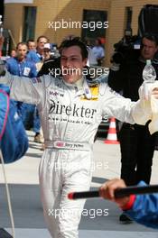06.06.2004 Klettwitz, Germany,  DTM, Sunday, Gary Paffett (GBR), C-Klasse AMG-Mercedes, Portrait (1st), running to his team - DTM Season 2004 at Lausitzring (Deutsche Tourenwagen Masters)